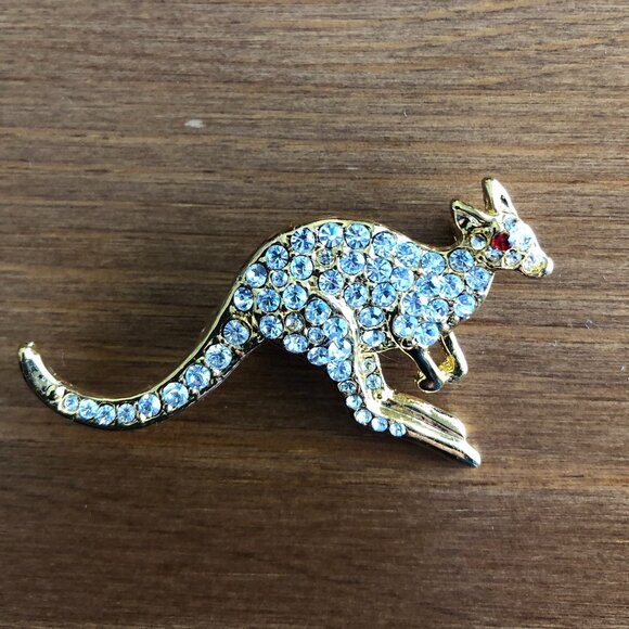 SALE 2/$29 - Vintage Gold Toned Crystal Wallaby Brooch - Picture 3 of 4